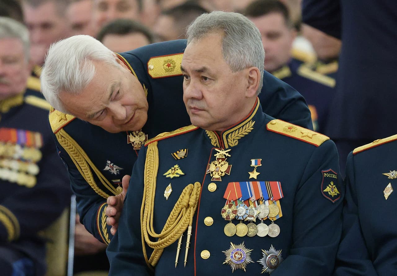 El ministro de Defensa ruso, Sergei Shoigu (d), es uno de los principales objetos de la ira de Prigozhin. (Photo by Egor ALEEV / POOL / AFP) (Photo by EGOR ALEEV/POOL/AFP via Getty Images)