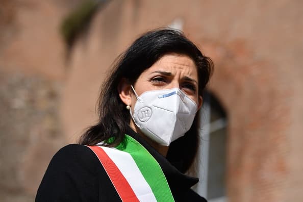 La alcaldesa de Roma, Virginia Raggi, asiste a una ceremonia de conmemoración al Día de la Liberación en la puerta de San Paolo, el 25 de abril de 2020. Esta fecha marca el fin de la ocupación nazi en 1945. 
<br>