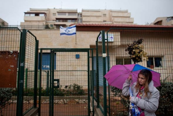 Israel seguirá adelante con la polémica construcción de viviendas en una zona crucial próxima a Jerusalén que romperá la continuidad territorial palestina, a pesar de la ola de condenas internacionales que ha generado la decisión, informaron hoy fuentes gubernamentales a la edición digital del diario Haaretz.