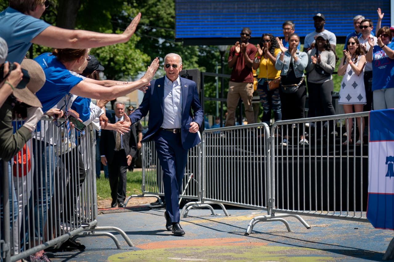 El 25 de abril de 2019 
<a href="https://www.univision.com/noticias/politica/el-exvicepresidente-democrata-joe-biden-anuncia-su-candidatura-para-la-casa-blanca-en-2020">Joe Biden confirmó su participación en la carrera por la nominación demócrata para las elecciones de 2020</a>, dos años después de salir de la Casa Blanca, su tercer intento por lograr la candidatura. En esta fotografía el primer evento de campaña para las primarias demócratas, realizado en Filadelfia, Pennsilvanya, en mayo.