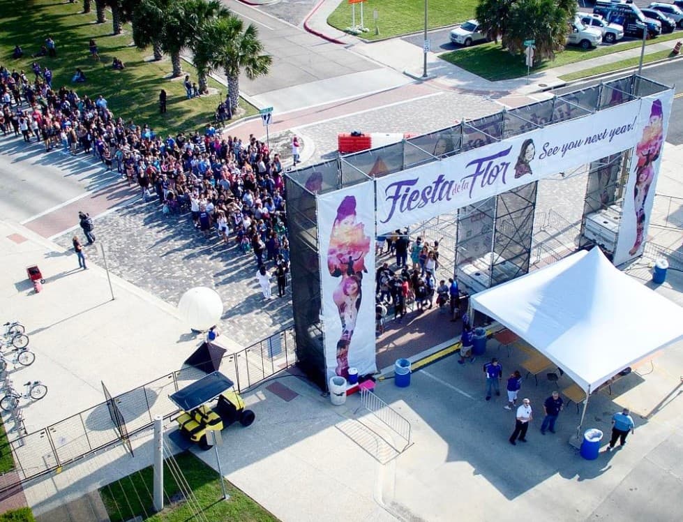 Hace dos semanas, fanáticos de Selena hicieron fila desde el día anterior frente a las tiendas Stripes Stores para adquirir los vasos conmemorativos de la 'Fiesta de la Flor', que este año contó con la participación de la cantante Becky G, entre otros.