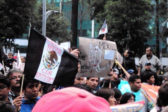 Las banderas negras se han popularizado en las marchas.