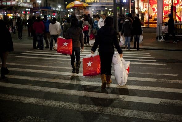 Como cada Viernes Negro las tiendas se llenaron de miles de personas con una sola intención: comprar a los mejores precios. Sin embargo, no todo fue color de rosa para los compradores ya que también hubo algunos accidentes violentos.