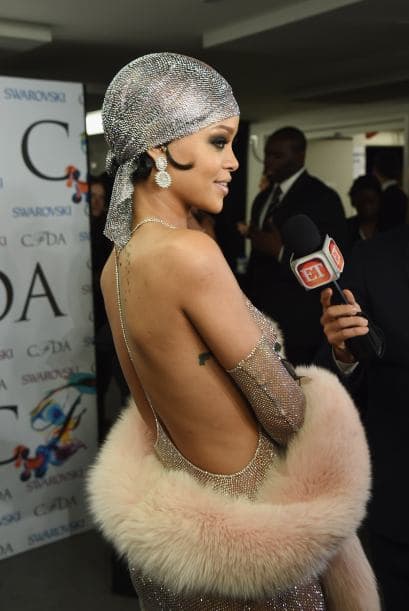 Abrígate con una estola. La piel (sintética, claro) está de moda otra vez, y quedará hermosa y sensual sobre tu vestido.