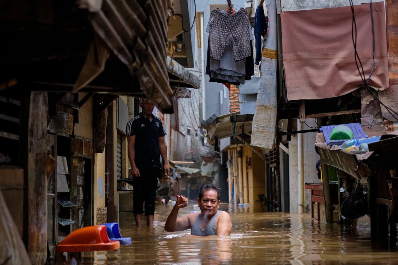 En Yakarta, un hombre 'navega' una calle convertida en río a causa de las precipitaciones que obligaron la evacuación y el desplazamiento de miles de personas. Hasta la víspera, las autoridades habían informado la muerte de una treintena de personas, informó AFP.
<b>La agencia de desastres indonesia advirtió, sin embargo, que esa cifra puede crecer.</b>
<br>