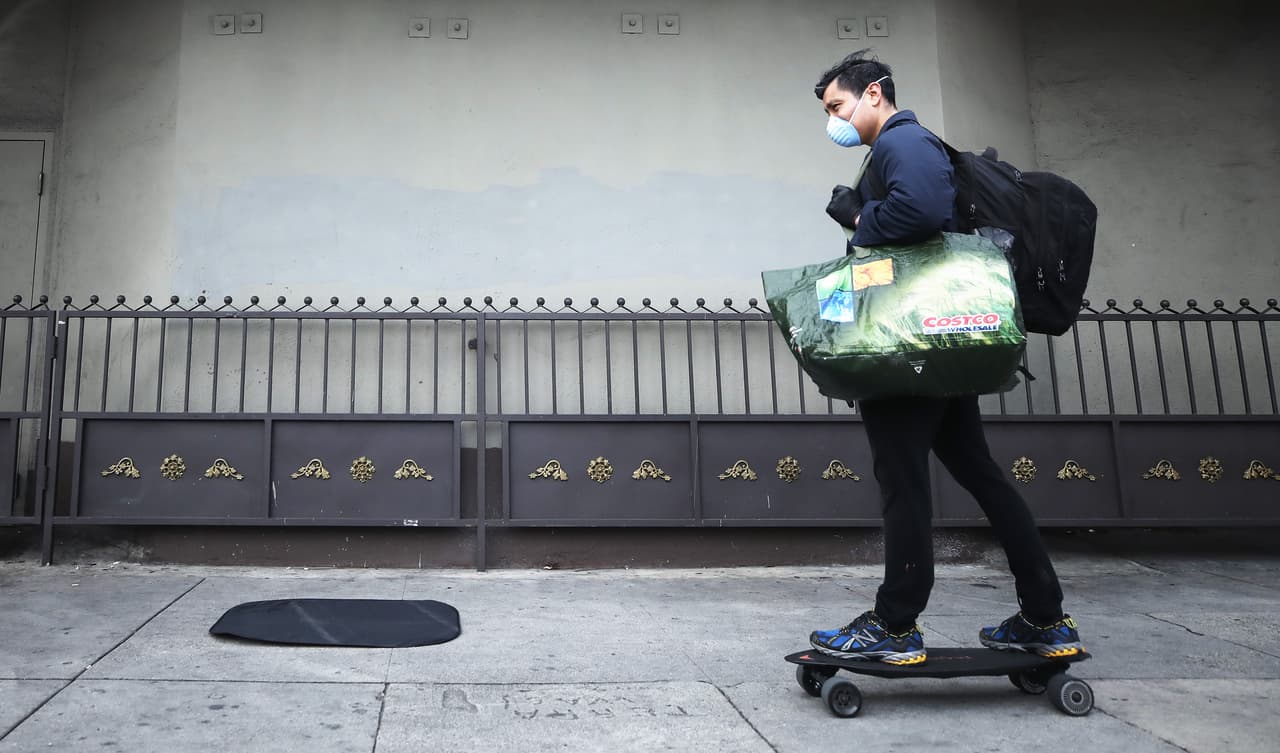 Los trabajos que hacen los hispanos están entre los más afectados por la pandemia de coronavirus.