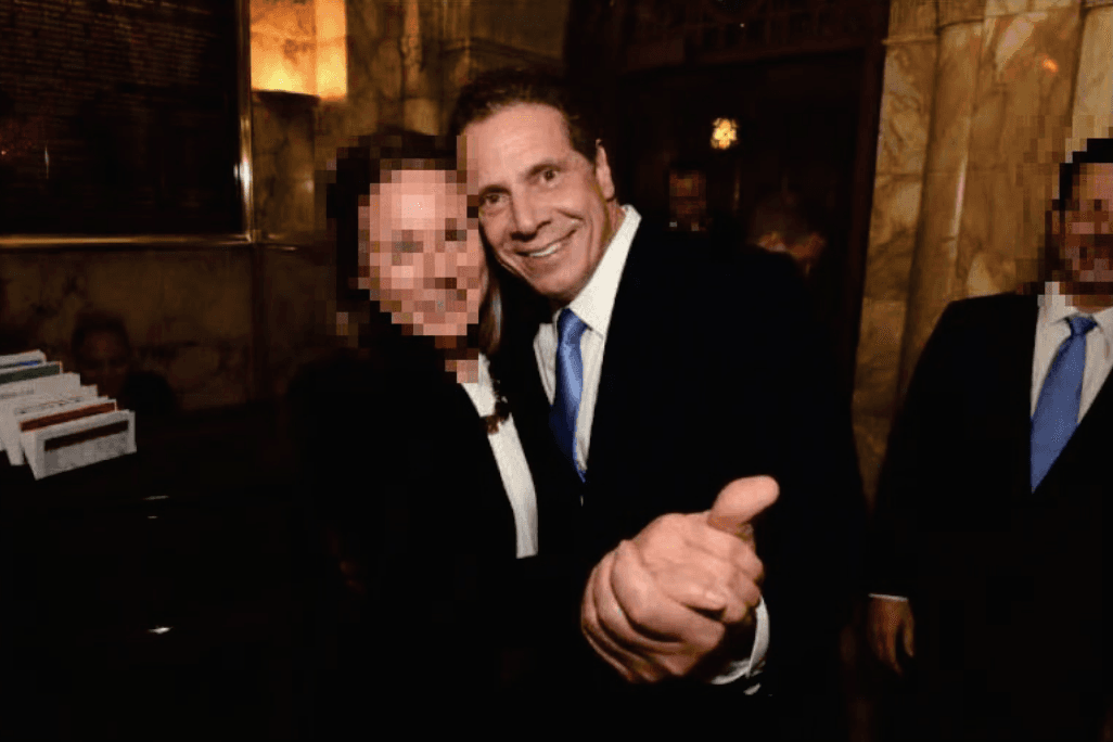 <b>KAITLIN</b>
<br>
<br>Una mujer sólo identificada por su primer nombre dijo a los investigadores que después de ser contratada como asistente en la oficina de Cuomo, él le dijo que absorbiera información y se refirió a ella como una "esponja". Dijo que el apodo le parecía "vergonzoso... condescendiente (y) degradante".