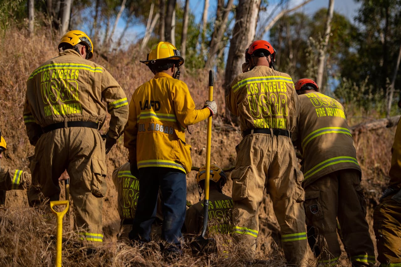 Un equipo aéreo del Departamento de Bomberos de Los Ángeles localizó al caballo antes que sus colegas pudieran llegar a pie, cargando las herramientas necesarias para lograr su rescate.