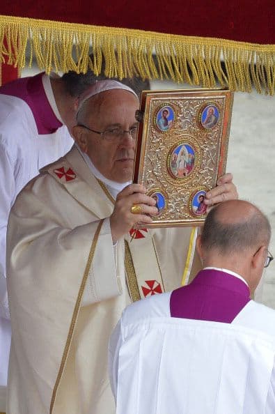 Juan XXIII y Juan Pablo II fueron inscritos en el libro de santos de la iglesia católica.
