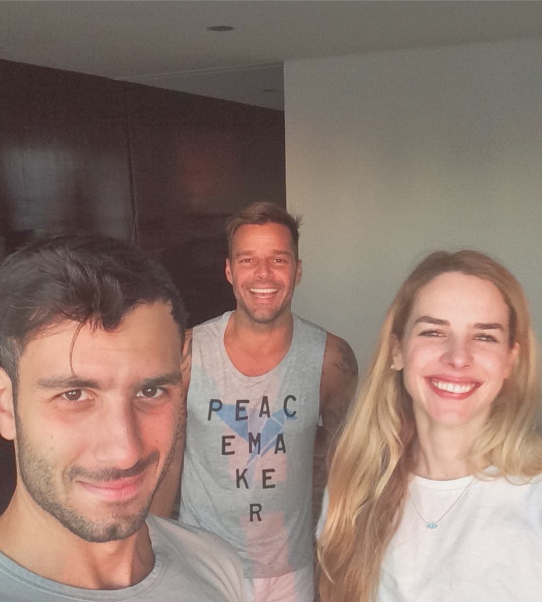 La conductora, actriz y modelo venezolana Eglantina Zingg fue una de las primeras personas a las que Ricky les presentó a su pareja. Mucha gente cree que ella fue la donante de los óvulos fecundados por Ricky Martin para concebir a sus gemelos.