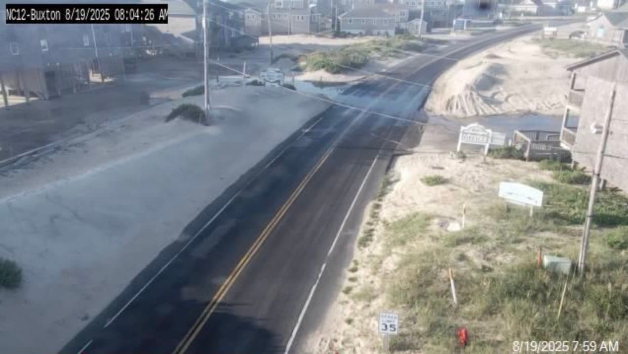 Esta imagen es de 
<b>la Carretera 12.</b>
<br>
<br>“La carretera NC12 está abierta y transitable de extremo a extremo, así que aproveche esta oportunidad para seguir las órdenes de evacuación obligatorias de los condados de Dare y Hyde, tanto para visitantes como para residentes de las islas Hatteras y Ocracoke”, publicó el Departamento de Transporte de Carolina del Norte (NCDOT) la mañana de este 19 de agosto. 
<br>
<br>En la zona, 
<b>existe una probabilidad muy alta de impactos significativos</b>, comenzando con la marea alta de la noche de este martes y empeorando hasta el viernes con la llegada del huracán Erin. 
<br>
<br>“Durante la evacuación, conduzca con precaución y paciencia”, dijo NCDOT.