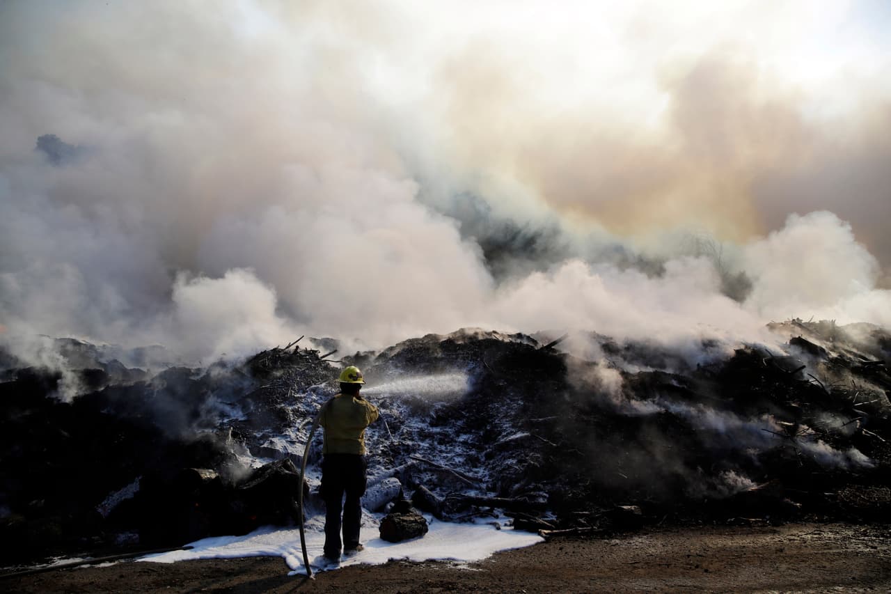 Luego de tres día de alerta crítica de incendios las condiciones del tiempo mejoran y disminuyen las amenazas de incendios de rápida propagación en el sur de California.