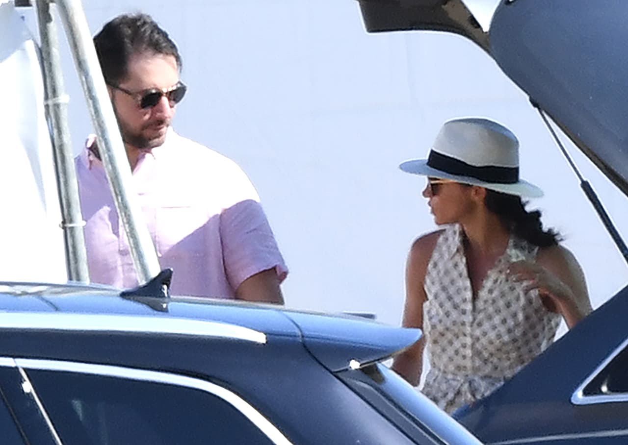 Para esta ocasión, Meghan Markle eligió un vestido camisero midi sin mangas de la marca Soshanna, que ya no está disponible en su sitio de internet.