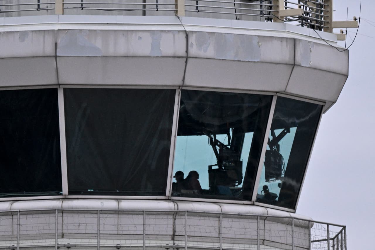 A principios de marzo, Reuters informó sobre avisos emitidos por la FAA a varias tripulaciones en el Aeropuerto Nacional Reagan de Washington, sobre aeronaves cercanas durante sus maniobras de aproximación. Las alertas fueron calificadas como erróneas, pero siguieron emitiéndose. Días después se informó que eran drones los que sobrevolaban el espacio aéreo, pese a que se habían prohibido tras la colisión mortal.