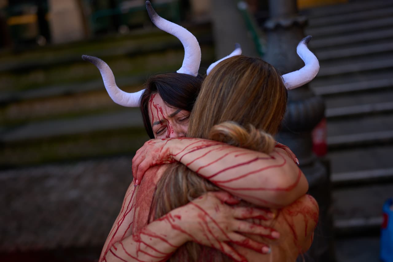 Dos activistas se dan consuelo ante el maltrato que sufren los toros en las corridas