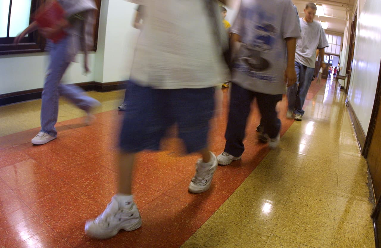 Las evidencias también demuestran que los adolescentes
<a href="https://www.univision.com/noticias/salud-mental/miedo-ansiedad-y-temor-el-impacto-de-las-nuevas-politicas-en-las-familias-de-inmigrantes-de-eeuu">cuyos padres están ansiosos o deprimidos</a> corren un riesgo elevado de tener un
<b>mal desempeño en la escuela, adoptan comportamientos riesgosos y desarrollan problemas de salud mental y física para toda la vida.</b>