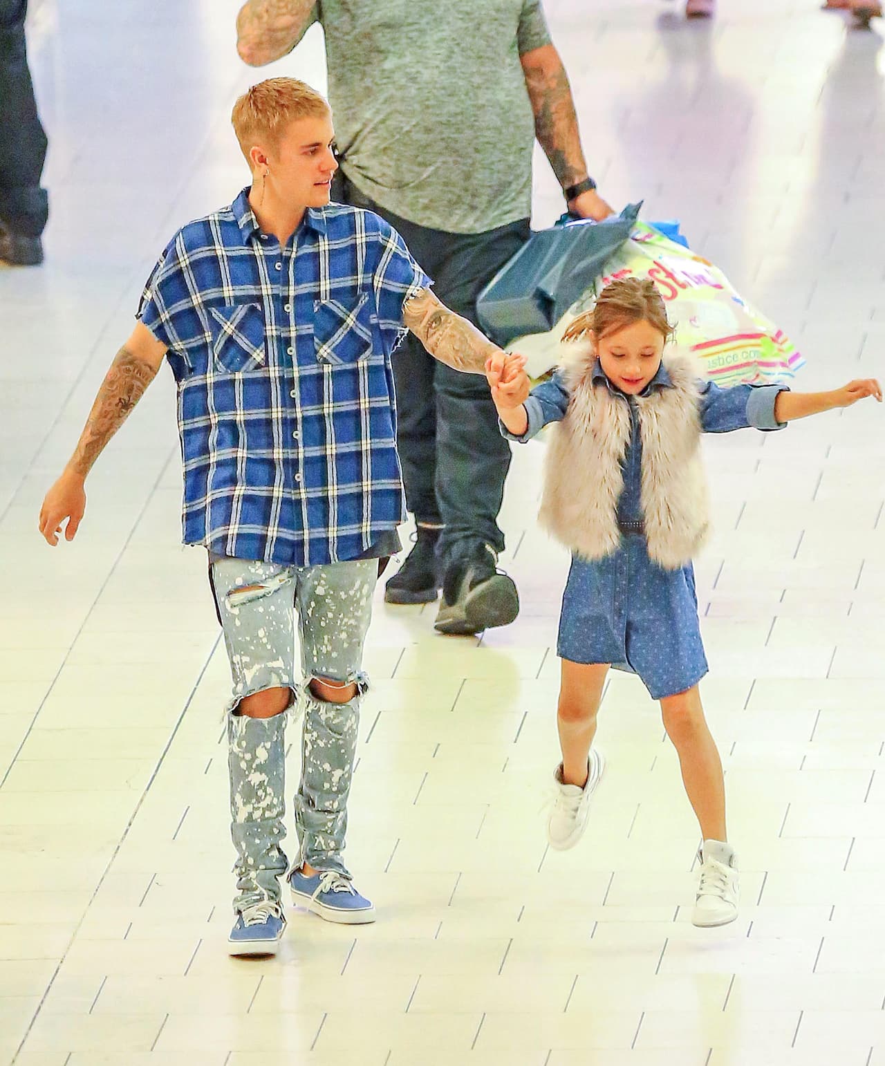 Justin se convierte en un niño cada que está con ella.