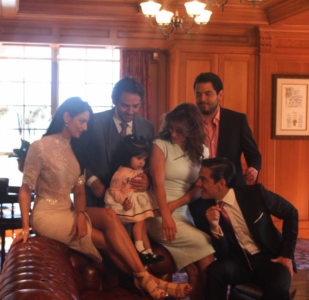 Aunque sus cuatro hijos los tuvo con mujeres diferentes, los genes de
<b><a href="http://www.univision.com/temas/eugenio-derbez">Eugenio Derbez</a></b> predominaron en ellos y nacieron con sus mismos rasgos físicos. Es sorprendente lo mucho que se parecen a su talentoso padre.