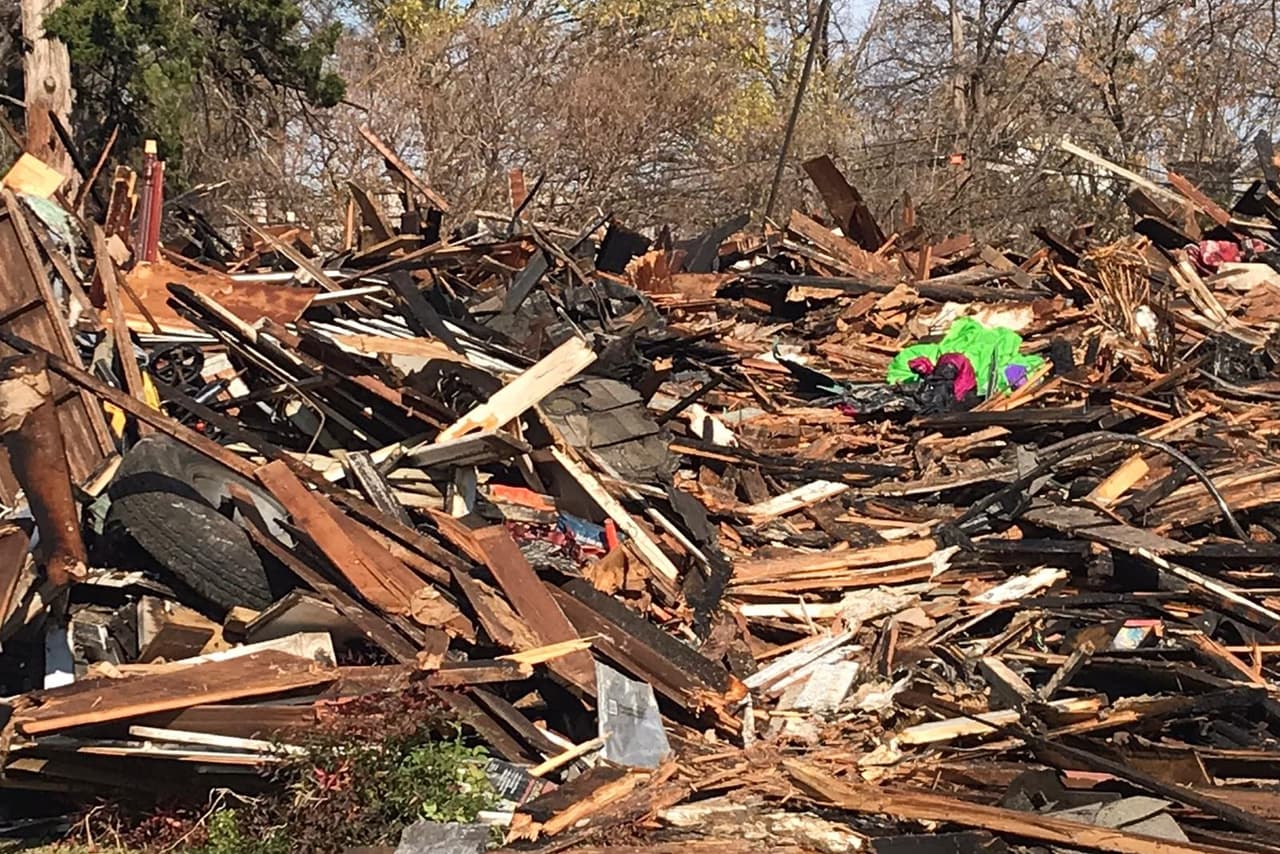 <b>Los bomberos no pudieron salvar la estructura</b> y tuvieron que derrumbarla porque quedo peligrosamente inestable.