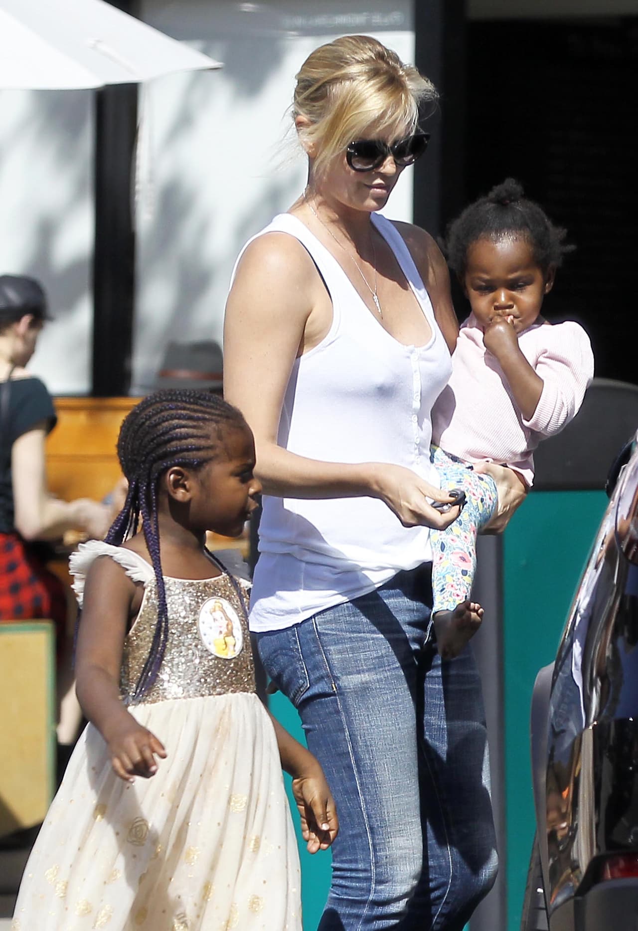 El hijo mayor de la actriz es Jackson Theron y la menor lleva por nombre August Theron.