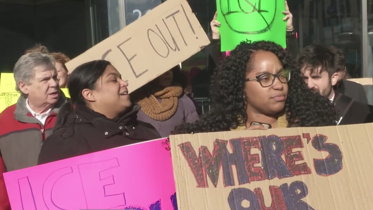 Abogados de El Bronx paralizan sus labores en protesta por detención de inmigrante al salir del tribunal