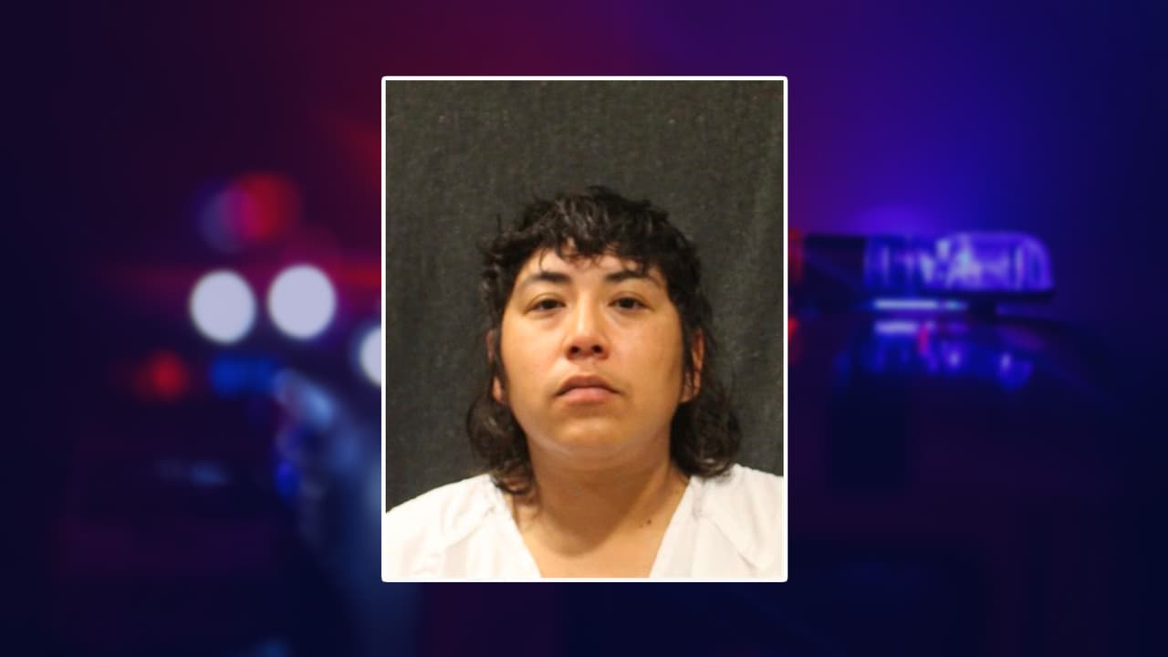 “Sus acciones provocaron daños importantes y pusieron en peligro tanto propiedades como vidas, con el lanzamiento de artefactos incendiarios a un edificio ocupado”, relataron autoridades.