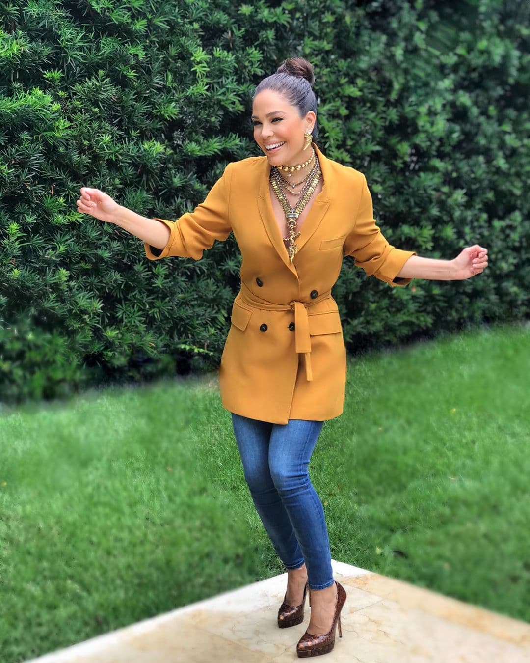 A principio de año lució un corte bob, pero ahora que su melena ha crecido puede hacerse varios tipos de recogidos, como este en la parte alta.