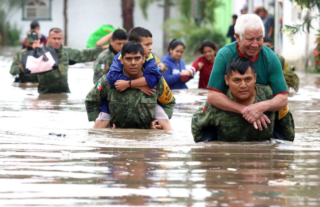 La pasada semana también hubo importantes inundaciones en otros puntos de México, como el estado de Jalisco. En la imagen se ve a miembros del ejército rescatando a personas que se habían quedado atrapadas en casas inundadas.