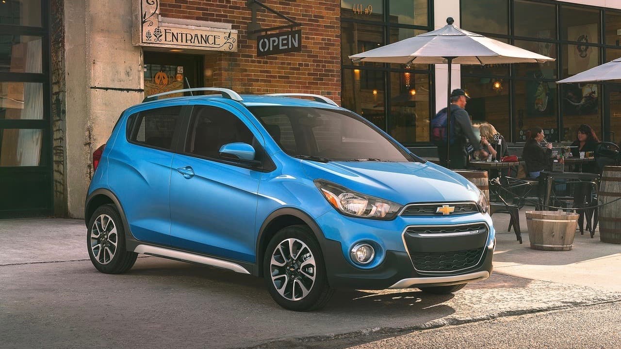 <h3 class="cms-h3-H3">Chevrolet Spark 1LT - 0 a 60 mph en 12.0 segundos</h3>
<br>
<br>El aspecto moderno y elegante del subcompacto de Chevrolet, desarrollado por General Motors Corea, merece una mejor performance. Su cuatro cilindros con solo 98 caballos de fuerza, es débil en términos generales. Para hacer las cosas peores sólo retorna una economía combinada de solo 33 millas por galón de gasolina.