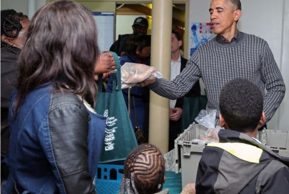 Los Obama llevaron comida a los necesitados