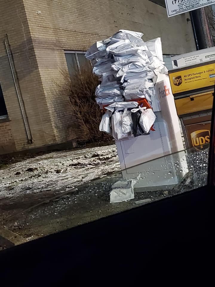 Padres de familia denunciaron la saturación de paquetes en puntos de recolección.