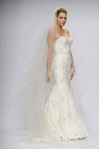 Cuando se elige un modelo strapless toma en cuenta que tu espalda lucirá al máximo, y si tienes un cuerpo con forma reloj de arena quizá no te favorezca tanto.