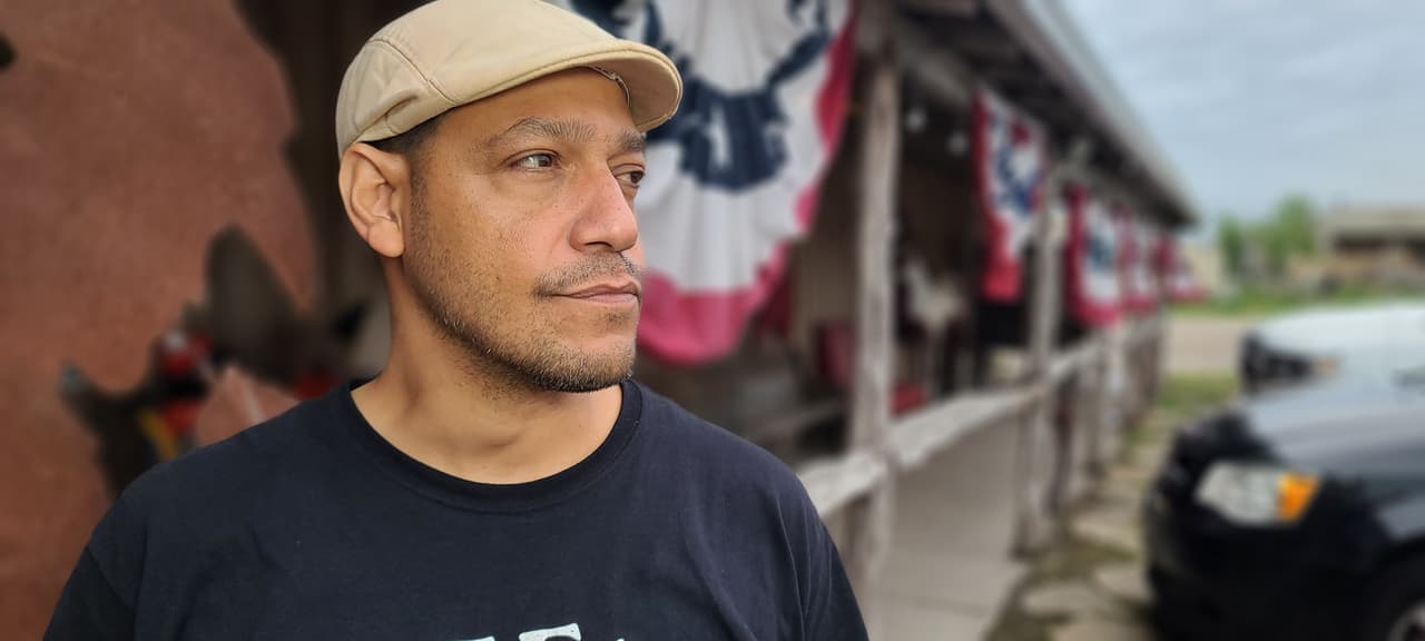 Marco Antonio Vásquez vive en la ciudad fronteriza de Brownsville. Desde allí, se enteró del caso de Melissa Lucio al ver el documental que fue proyectado en esa ciudad. Como activista de la organización Statewide Leadership Council de Texas acompañó a la familia Lucio los días previos al 27 de abril, cuando estaba agendada la ejecución de Melissa. Aunque el caso esta hispana parece único, cree que más personas son sentenciadas a muerte con poca evidencia. 
<b>“Estamos en contra de la pena de muerte y del tipo de justicia que condena a tanta gente de comunidades marginalizadas y poco representadas”, dice. </b>La pena de muerte de Melissa Lucio fue suspendida dos días antes de su ejecución. En los últimos 50 años, 187 condenados a muerte han sido exonerados en todo Estados Unidos, según el Death Penalty Information Center.
<br>