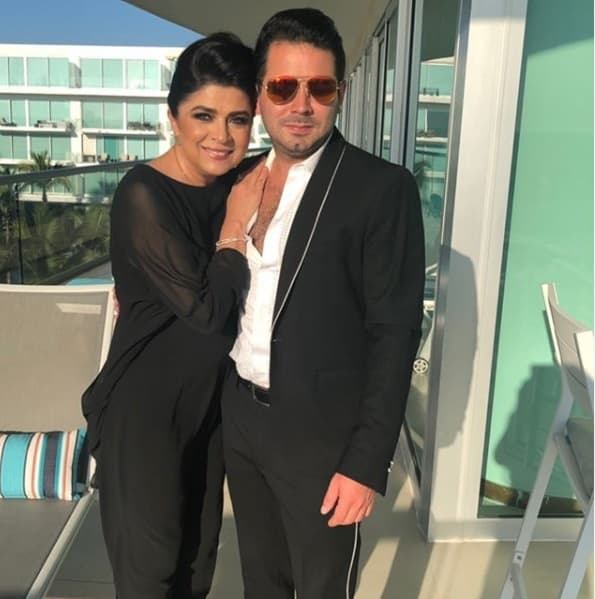 En el pasado, José Eduardo se encargó de poner en aprietos a su papá al cuestionarlo sobre la supuesta
<b> “<a href="https://www.univision.com/galavision/se-acabo-el-misterio-jose-eduardo-cuestiona-a-eugenio-derbez-sobre-la-supuesta-boda-falsa-con-victoria-ruffo-fotos">boda falsa</a>” </b> que tuvo con su mamá, Victoria Ruffo. 
<br>