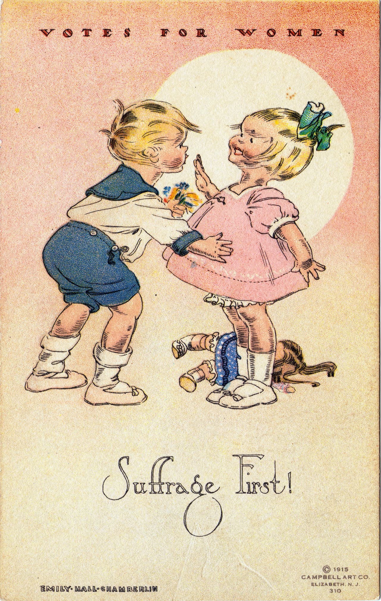 Esta otra ilustración de Emily Hall Chamberlin para la Asociación Nacional del Sufragio Femenino de 1915 muestra a una niña diciéndole a un niño "el sufragio primero" antes de darle un beso.