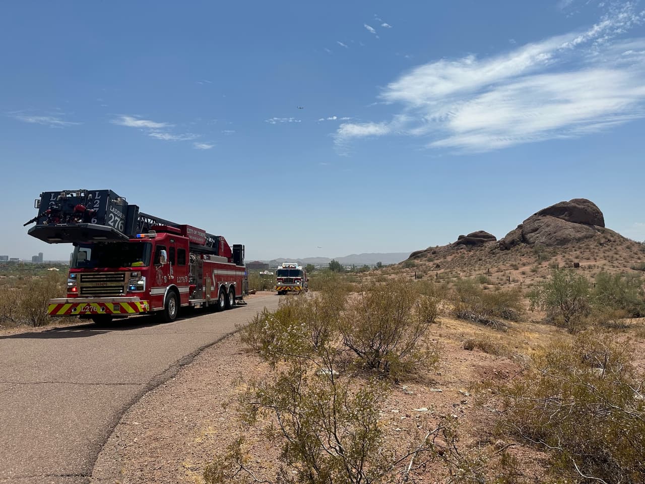 Se encontró a una 
<b>mujer de unos 20 años aproximadamente </b>1/4 de milla más arriba del sendero que sufría síntomas relacionados con el calor.