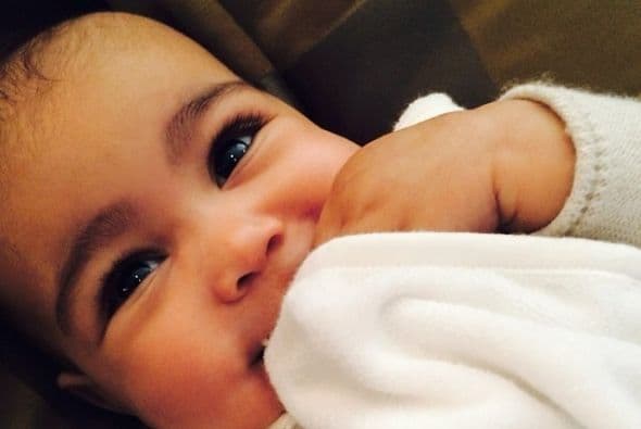 Y nos cautivó con su hermosa sonrisa y coquetos ojitos.