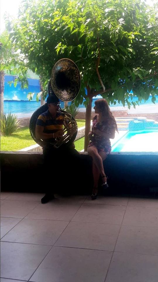 La chica, además de guapa era muy talentosa, comentaron los músicos de regional mexicano.