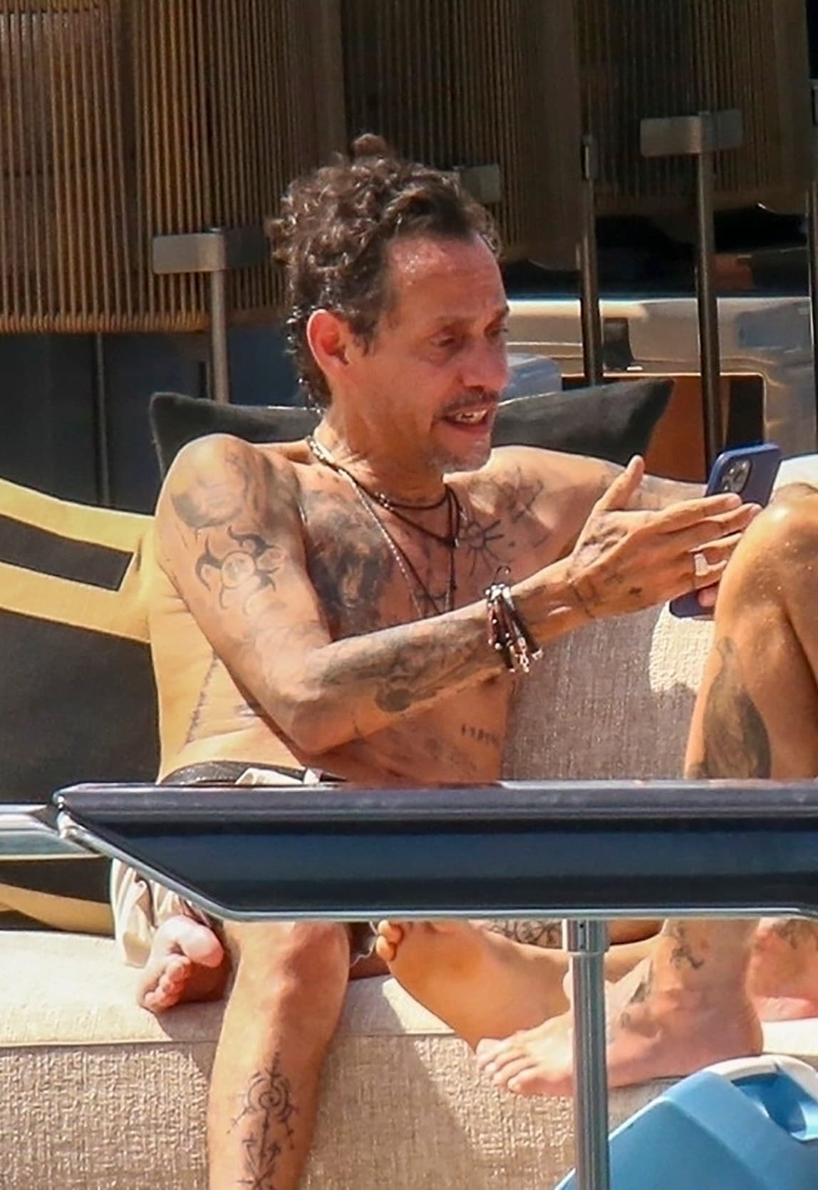 Para algunos, las fotos captadas por los paparazzi reflejan lo que supuestamente sería un deteriorado estado de salud del artista de 53 años. 
<br>