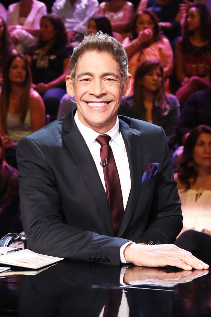 Johnny Lozada utilizó un pañuelo azul y rojo para darle un toque colorido a su atuendo.