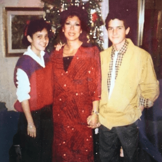 Esta foto es de su adolescencia. Carlos presume con orgullo lo elegante que lucía.