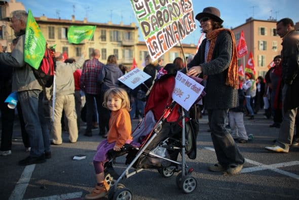 Los agentes del orden desplegaron unos 2,500 elementos y sólo tuvieron que intervenir para apagar un colchón que algunos manifestantes habían prendido fuego.