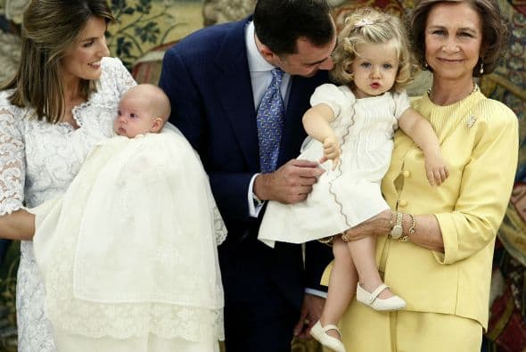 La princesa de Leonor acaba de ser nombrada princesa de Asturias y es la segunda en la línea de sucesión a la corona española.Actualmente estudia en un colegio muy cerca de sus padres, pero al igual que su padre el rey Felipe VI recibirá amplia formación militar y profesional.Sólo tiene ocho años, pero ella sabe su papel y demuestra su formación real en cada evento al que asiste. Toma clases de mandarín, ballet y practicar deporte.