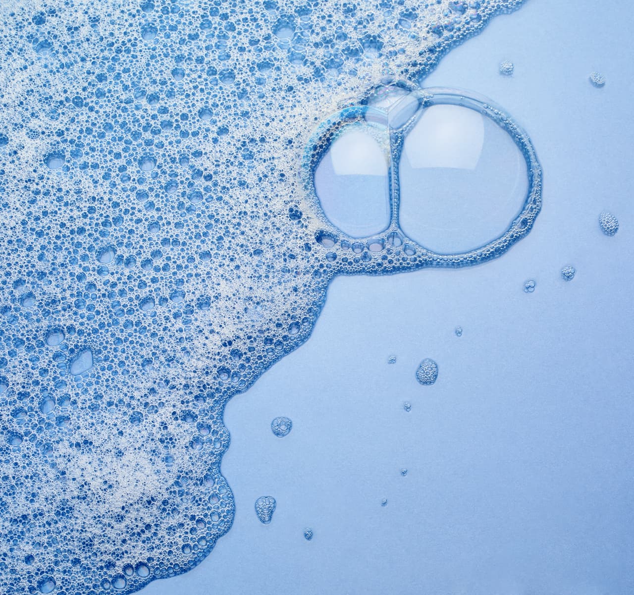 <b>Los jabones son siempre la mejor opción.</b> No importa que sea jabón líquido para manos o el clásico jabón de platos. Cualquiera de estos jabones interactúa químicamente con la superficie del virus hasta degradarlo y finalmente destruirlo. Eso sí, asegúrate de no escoger jabones que en su etiqueta digan que son libres de detergentes.
<br>