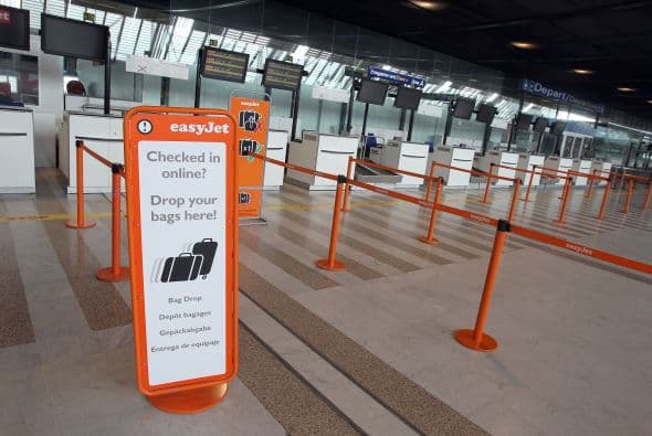 Esta erupción paralizó el tráfico aéreo europeo durante semanas. El resultado fueron miles de millones en érdidas económicas para las aerolíneas y cientos de pasajeros sufriendo la paralización de vuelos.