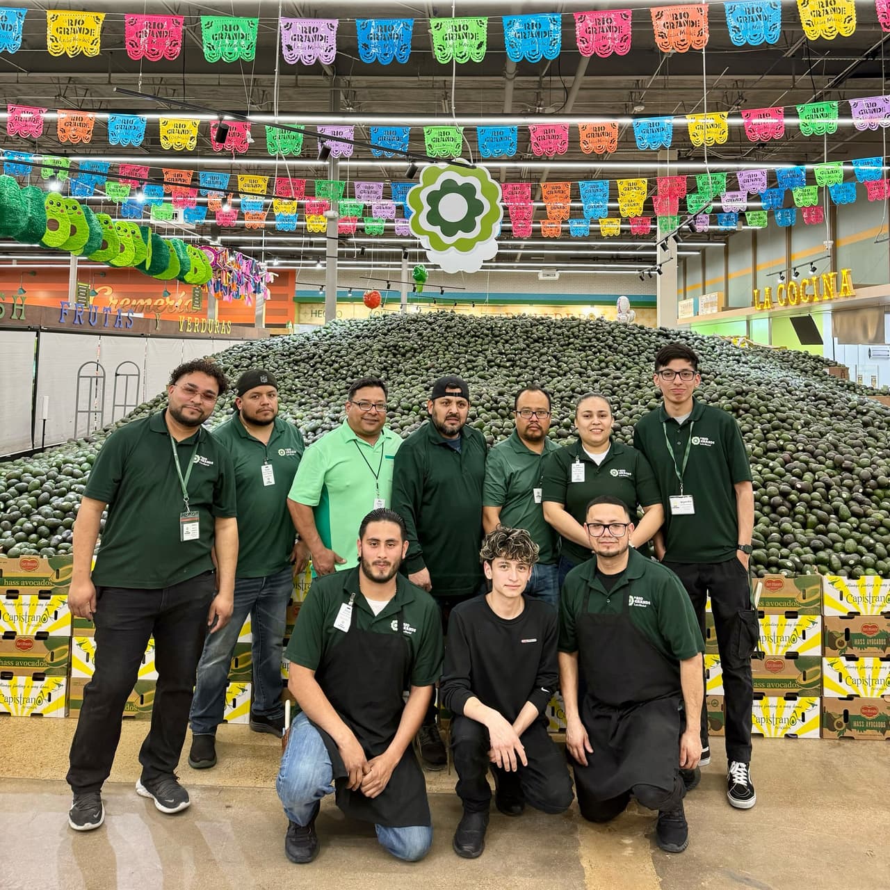 Ellos fueron los trabajadores que crearon esta montaña de aguacates enorme.