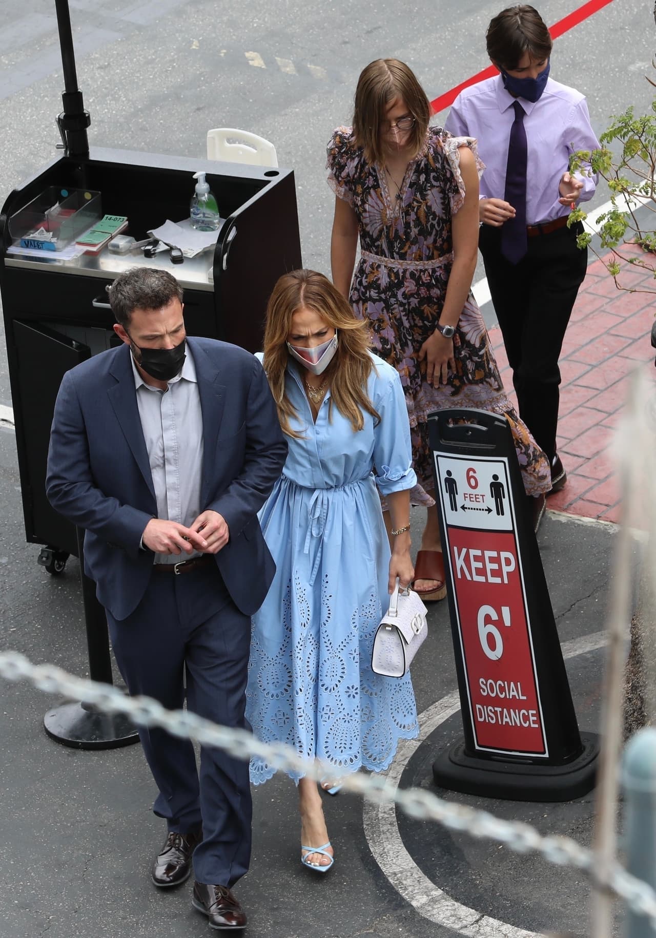 A Jennifer López se le vio 
<b><a href="https://www.univision.com/famosos/jlo-besando-a-ben-affleck-fotos" target="_blank">agarrando con fuerza la mano de Ben Affleck</a></b> mientras entraban al club delante de sus cinco hijos.
