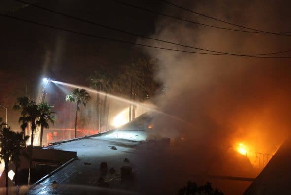 Por el momento no se ha informado de que los fuegos hayan dejado heridos pero el condado de San Diego declaró el miércoles el estado de emergencia y estimó que al menos 20 estructuras han quedado completamente arrasadas por las llamas.