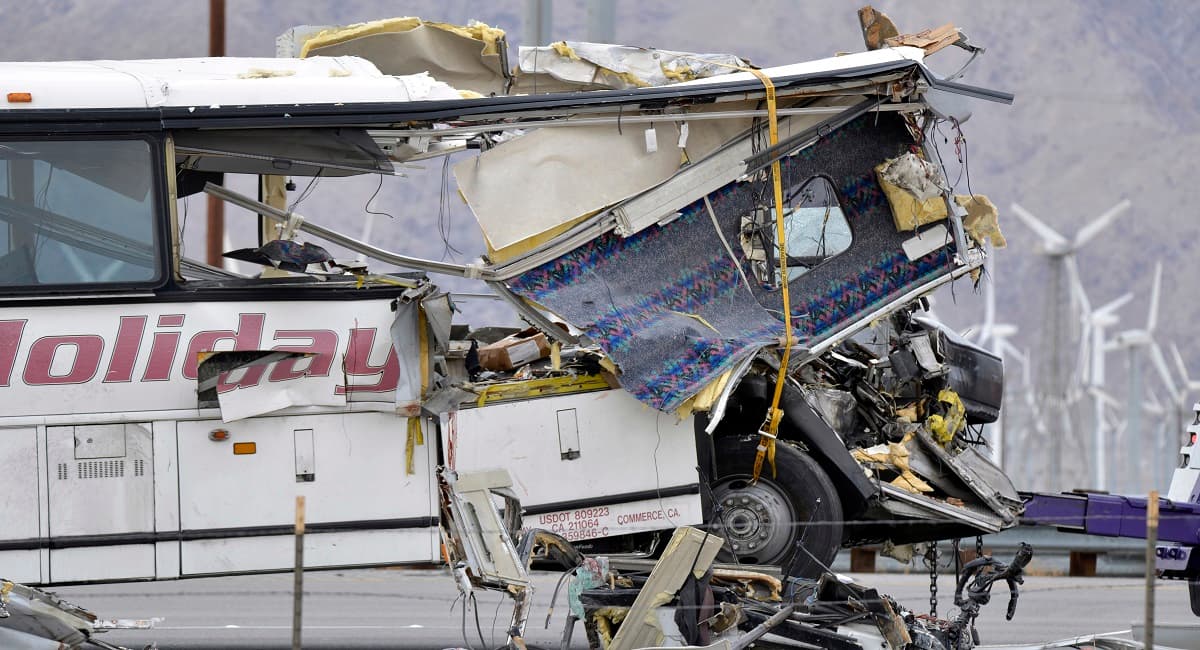 (Sigue a foto anterior) 
<b><a href="http://www.univision.com/los-angeles/kmex/noticias/accidentes-de-transporte/dolientes-lloran-a-los-amigos-y-hermanos-que-perdieron-en-un-accidente-en-palm-springs" target="_blank">Doce de las 13 víctimas mortales</a></b> del 
<b><a href="http://www.univision.com/los-angeles/kmex/noticias/accidente-de-trafico/mueren-7-personas-en-un-choque-entre-un-autobus-y-un-camion-cerca-de-palm-springs" target="_blank">accidente eran hispanas</a></b>. 
<b><a href="http://www.univision.com/los-angeles/kmex/noticias/accidentes-de-transporte/investigan-a-empresa-operadora-de-autobus-accidentado-video" target="_blank">El vehículo de la compañía USA Holiday</a></b> regresaba a Los Ángeles desde el casino Red Earth, en el área de Salton Sea, donde los viajeros habían estado apostando durante la noche.