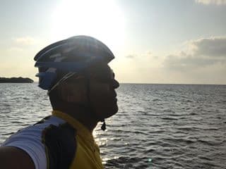 Dandrades ha tomado otras medidas para perder peso: “
<b>Tomo mucha agua todo el día </b>porque el agua ayuda a eliminar la grasa y me mantiene satisfecho.
<b> </b>También
<b> no tomo bebidas alcohólicas </b>porque todas engordan y
<b> eliminé por completo el azúcar</b>. Antes no creía esto posible, pero hasta el café lo tomo amargo”.